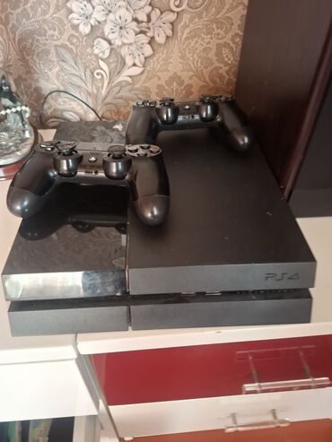 PS4 (Sony PlayStation 4): Продаю PlayStation 4 Цена 18000 Сом