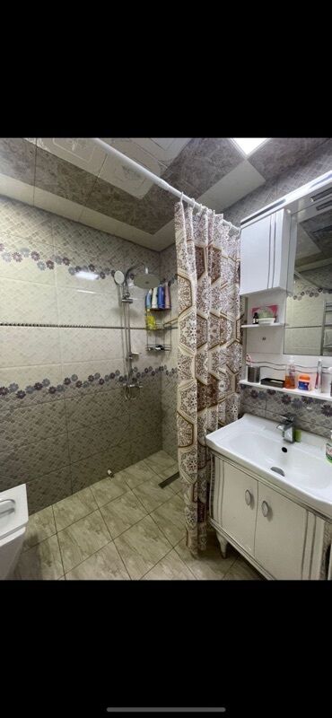 Азиатские унитазы: Ağ rəngdə, müasir dizaynlı, lavabosu daxil olan hamam otağı dolabı