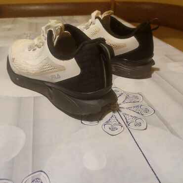 обувь белая: Кроссовки в оригинале 
состояние отличное 
качество высшее 
рамер 41