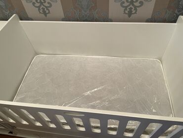 Beşiklər: Oğlan və qız üçün, Yeni, Dördbucaq, Beşik, Matras ilə, Yellənmə mexanizm ilə — 9