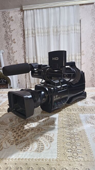 Videokameralar: Sony HD peşəkar videokamera Xüsusiyyətlər: - HD video çəkilişi - — 1