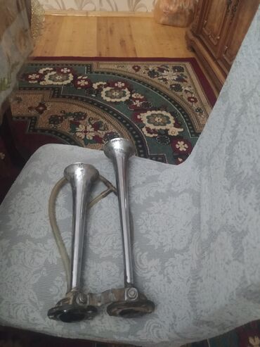 аренда авто ош фит: İki ədəd avtomobil siqnalı, retro üslubda, gümüşü rəngdə. Hər bir