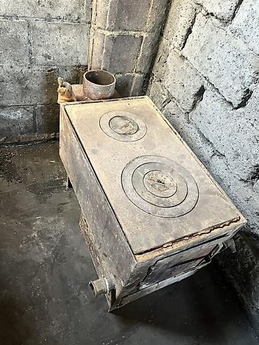 Дровяные печи: Металлическая дровяная печь-плита с варочной поверхностью на 2 — 1