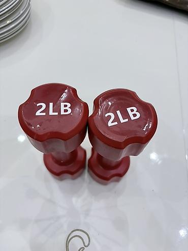Пара гантелей 2 lb (примерно 0,9 кг) каждая - Цвет: красный - at lalafo.kg Пара гантелей 2 lb (примерно 0,9 кг) каждая - Цвет: красный -