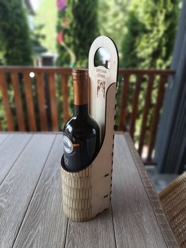 case za mladence i kumove cena: Poluotvorena kutija za vino, uz mogućnost personalizacije i dodavanja