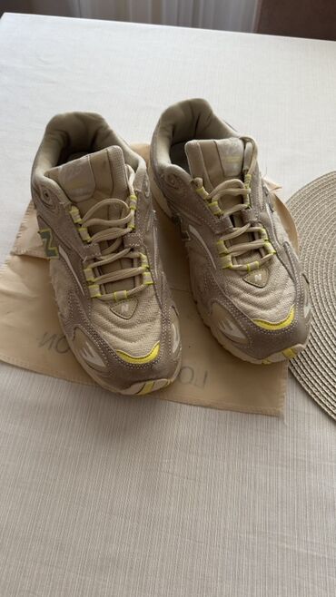Boşqablar: Bej rəngdə, New Balance brendinin unisex krossovkaları. Krossovkalar