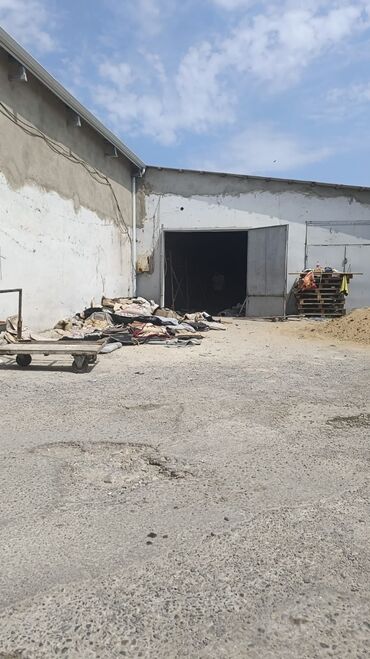 Həyət evləri və villalar: Kirayə anbar. Mal material üçün uyğundur. Təmir işləri bitib