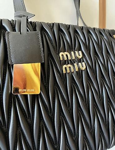 lil solid accessories: Miu Miu ženska torba u crnoj boji, sa prepoznatljivim reljefnim — 2