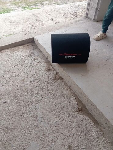 динамик на саб: Сабвуфер в тубе DV Pioneer, заявленная мощность 1600 W. -