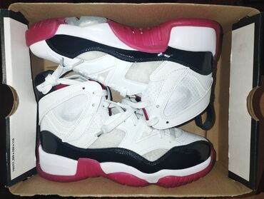 Krasofkalar və idman ayaqqabıları: Nike Jordan Jumpman Two Trey