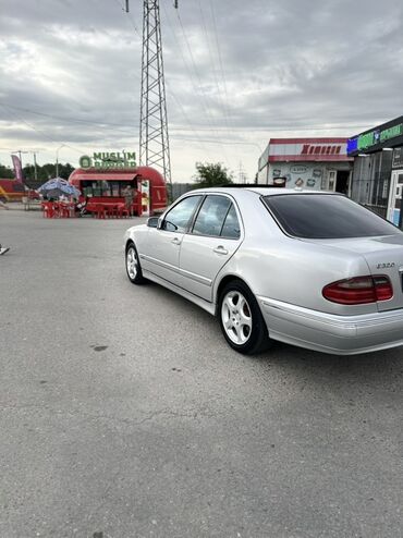 мерс e500: Автомобиль Mercedes-Benz E320 в кузове W210 серебристого цвета