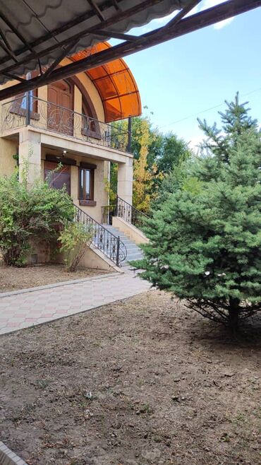 Куплю дом: Сдается 2-х этажный дом с благоустроенным двором и декоративными — 1