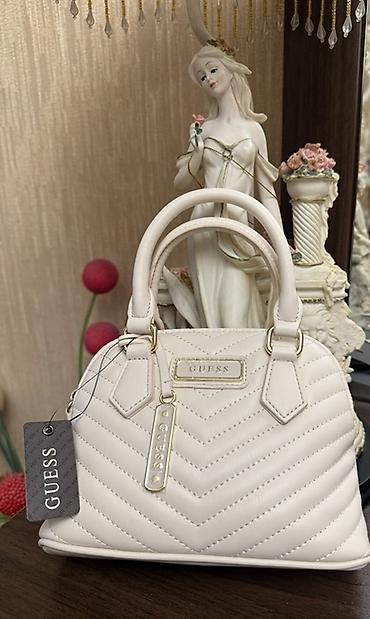 GUESS brendinin original çantası Original etiketli Rəng: krem (açıq