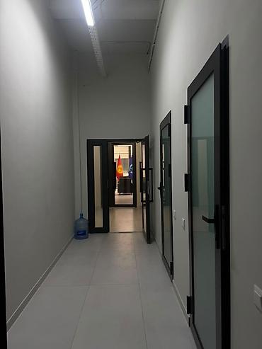 Кыймылсыз мүлк: Ижарага Толугу менен кеңсе: IT-компания, 35 м², Бизнес борборунда, Ремонту менен, Бийик шыптар менен — 5