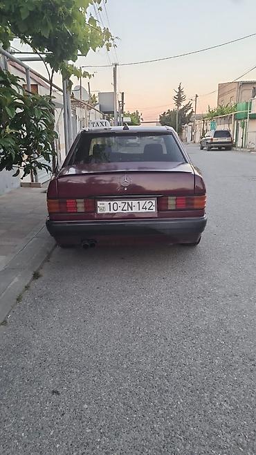 190 pribor: Mercedes-Benz 190 (W201) sedan, tünd bordo rəngdə. Xüsusiyyətlər: - — 3