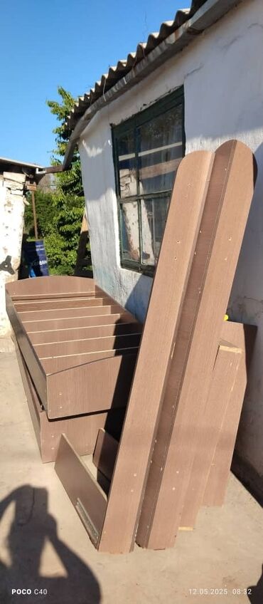 Двухъярусные кровати: Продаю двухъярусную кровать без матрасов! 2 в длину 80 в ширину в