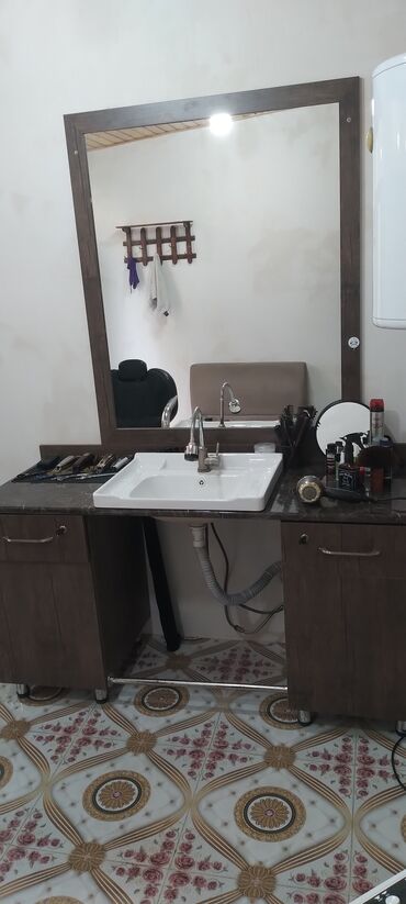 Tibbi arakəsmələr: Salon mebeli satilir. Hec bir prablemi yoxdur. moykasida ustunde