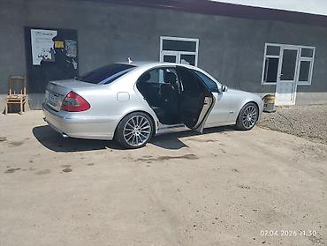 qar tekeri: Mercedes-Benz E-Class sedan, gümüşü rəng. - Korpus: 4 qapılı sedan — 1