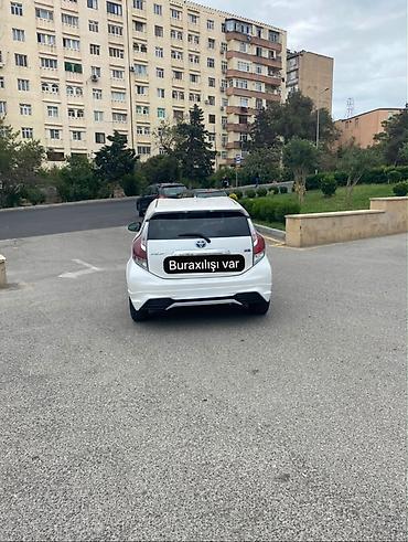sprinter satisi: Toyota Aqua Hybrid – ağ rəngli, şəhər üçün ideal kompakt hetçbek — 9