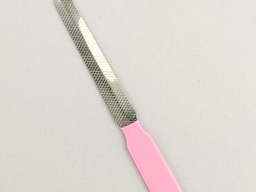Pilnik do paznokci z różową, plastikową rączką. Idealny do manicure i