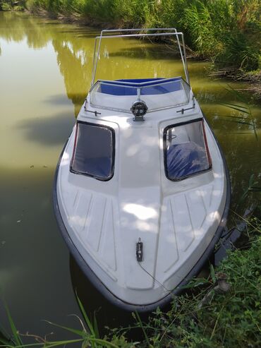 купить моторную лодку бу: Катер,полукаютный,длина 5,5м ширина2м,8мест,корпус пластиковый
