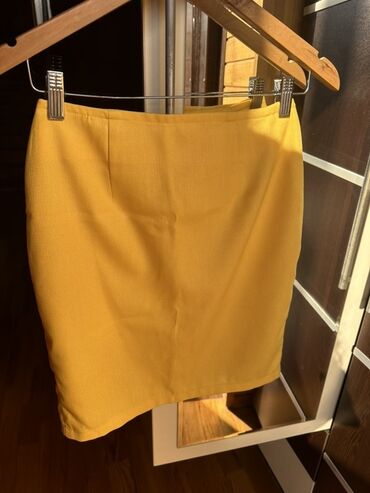 Ətəklər: Qadın geyimləri dəsti 1) Qara-ağ çiçək naxışlı ətək - Rəng: krem fon — 12