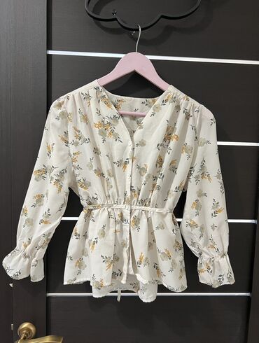 прозрачное женское нижнее белье: Элегантная женская блузка белого цвета с цветочным принтом