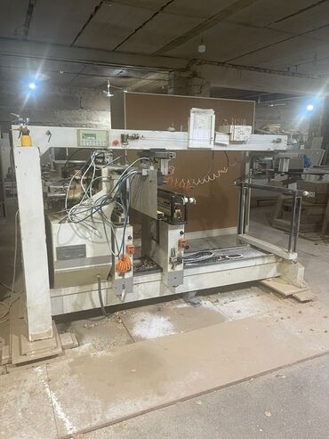 taxta işlenmiş: Bu, ağac emalı üçün istifadə olunan böyük ölçülü sənaye tipli CNC