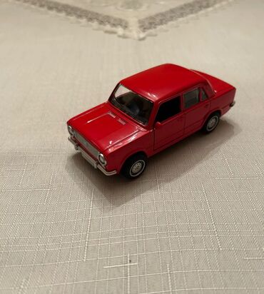 Oyuncaqlar: Lada Vaz 21013 vs 21011 modelkası satılır.Retro qırmızı