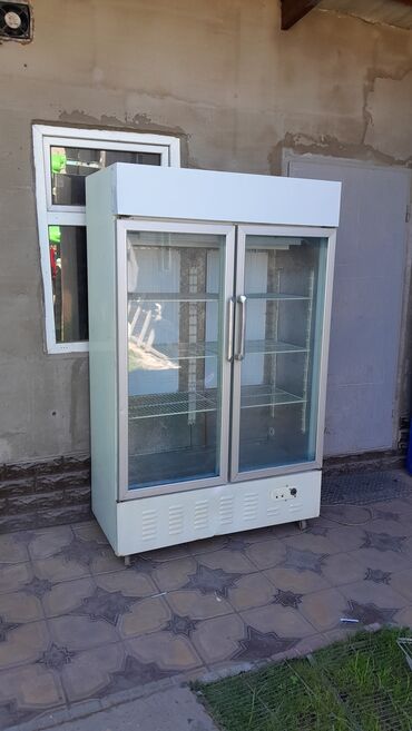 продаю павильон с местом: Продаю витринный холодильник работает отлично в хорошем состоянии