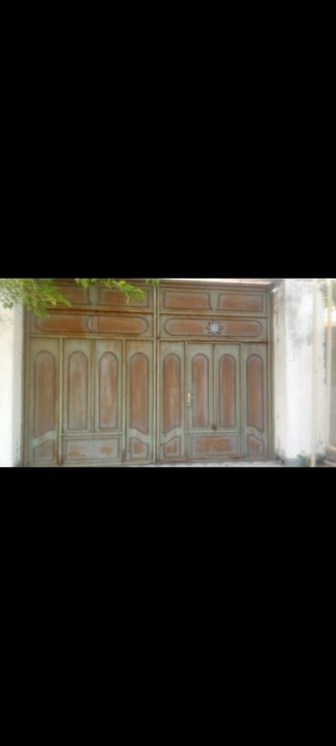 Divanlar: Darvazalar, Həyət üçün