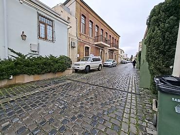 Uzunmüddətli kirayə evlər: Balaxani sakit və tarixi küçəsi, darvazalı keçid vasitəsilə həyətə — 1