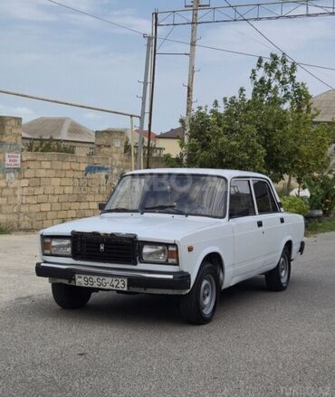 Ağ rəngli Lada 2107 sedan avtomobili, dörd qapılı dizayna malikdir