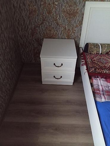 guzgu komod: Ağ rəngdə, klassik dizayna malik dörd qapılı paltar şkafı. Orta — 2