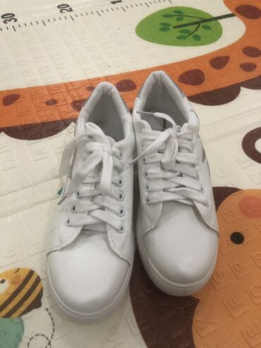 белая обувь: Новые, мягкие, удобные 37 размер, + шнурки серые, цена 800 сом