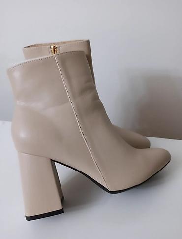 ugg 25: Tvoj novi omiljeni par! ✨👢 Krem čizmice sa stabilnom blok štiklom — 5