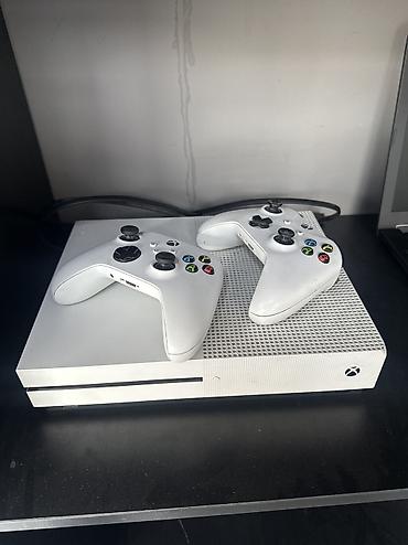 Xbox: На приставке есть установленные форза 4 роблокс и fc25 Xbox One S — 1