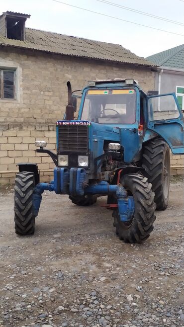 Traktorlar: Mavi rəngli MTZ tipli kənd təsərrüfatı traktoru. Texniki xüsusiyyət — 18