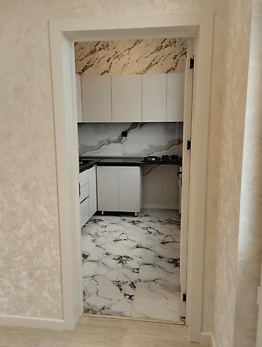 Tavan işləri: Təsvir: - Zövqlə təmir edilmiş, işıqlı mənzil interyeri. Geniş dəhliz — 19