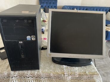 Masaüstü kompüterlər və iş stansiyaları: HP kompüteri və monitoru. Kompüter evdə və ya ofisdə istifadə üçün