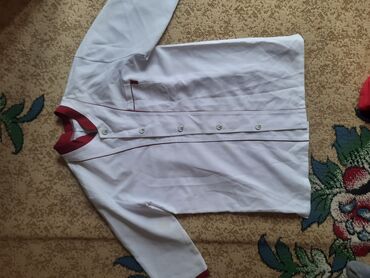 рубашки белые: Униформа кондитер,поварларга б/у.500 сом.46-48 размер