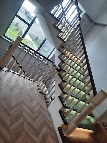 Изготовление перил: Элегантная винтовая лестница с перилами, выполненными из комбинации — 19