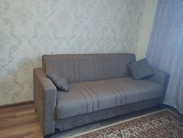 Divanlar: Qonaq otağı və ya studio məkanlar üçün rahat üçyerlik divan. tezedir 1 — 1