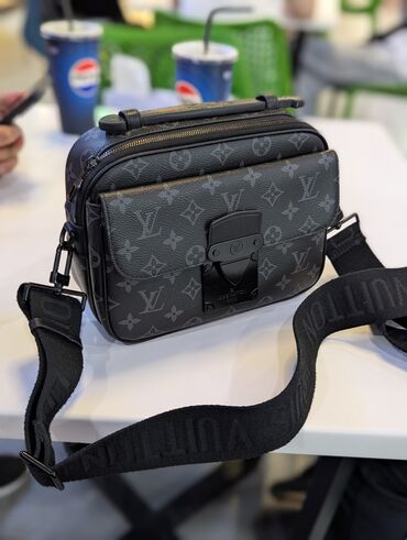 очки со сменными линзами: Барсетка, Louis Vuitton, Материал: Натуральная кожа, Б/у