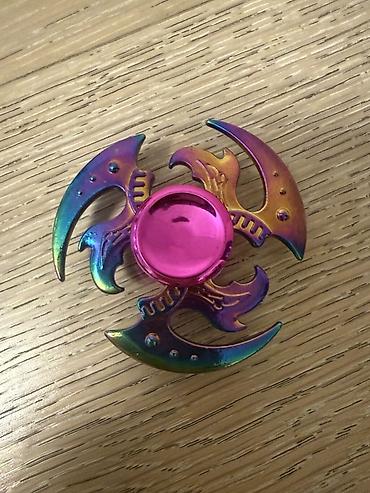 Spinerlər: Metal fidget spiner – çoxrəngli (neon/rainbow) örtüklü, mərkəzdə — 1