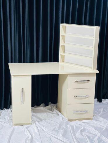 ağ xalça: Düz masa, Stulsuz, Polkalı, Siyirməli, MDF