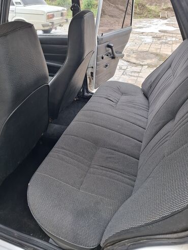 VAZ (LADA): VAZ 2107 sedan – ağ rəng, klassik korpus dizaynı. - Kuzov: 4 qapı — 9