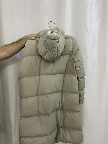 Верхняя одежда: Uzun qadın pufer palto – açıq boz/bej rəngdə - Model: dizüstü — 2