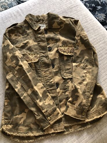 военные куртки: Женская куртка Bershka, L (EU 40)