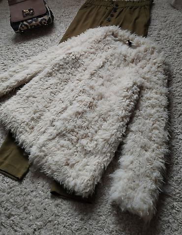 clockhouse basic: H&M bunda cupavog krzna u svetlo bež boji. Veličina 36/S _____ — 1